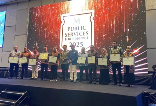 Foto bersam para penerima penghargaan Public Service for IMPACT Award Jawa Timur 2025. (Foto: istimewa)