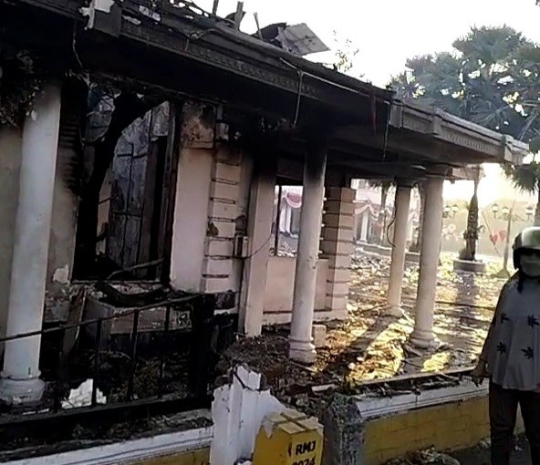 Situasi terkini Gedung Negara Grahadi, Surabaya, usai dibakar massa.
