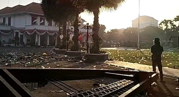 Situasi terkini Gedung Negara Grahadi, Surabaya, usai dibakar massa.