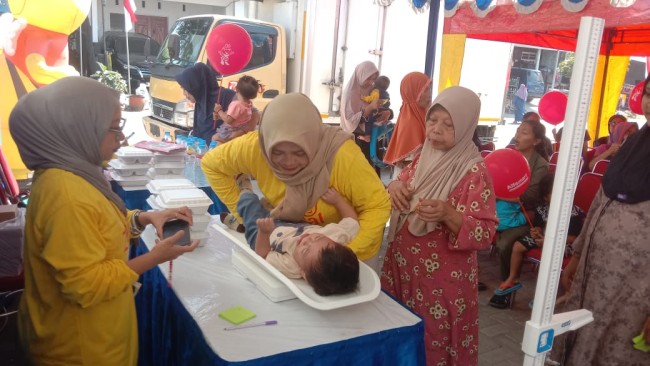 Momen salah satu balita dilakukan penimbangan oleh petugas posyandu. (Foto: istimewa)
