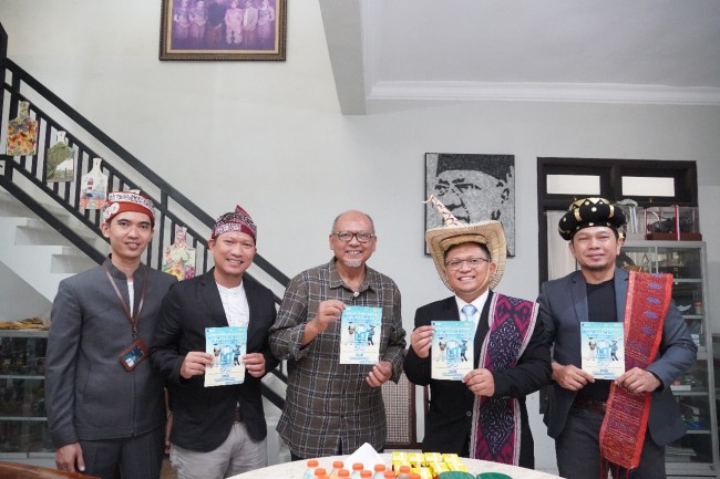 Manajer PLN UP3 Malang saat mengunjungi pelanggan VVIP Mantan Bupati Malang dua periode (2010–2015 dan 2016–2021), Rendra Kresna. (Foto: istimewa)