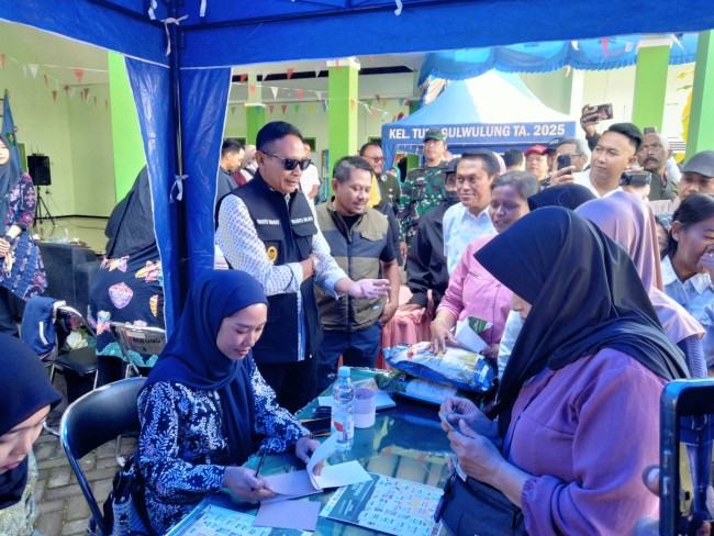 Wali Kota Malang Wahyu Hidayat meninjau pelaksanaan Gerakan Pangan Murah di Kelurahan Tunggulwulung.(Foto: Riski Wijaya/MalangTIMES).