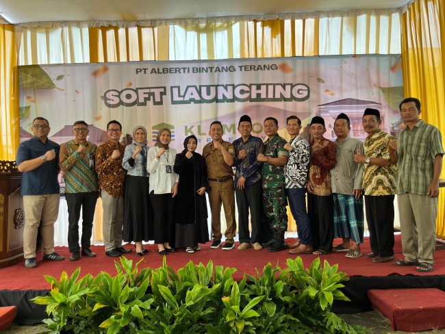 Foto bersama para tamu VIP Soft Launching Klampok Regency pada Senin (8/9/2025) di kawasan Klampok, Singosari, Kabupaten Malang. (Foto: istimewa)