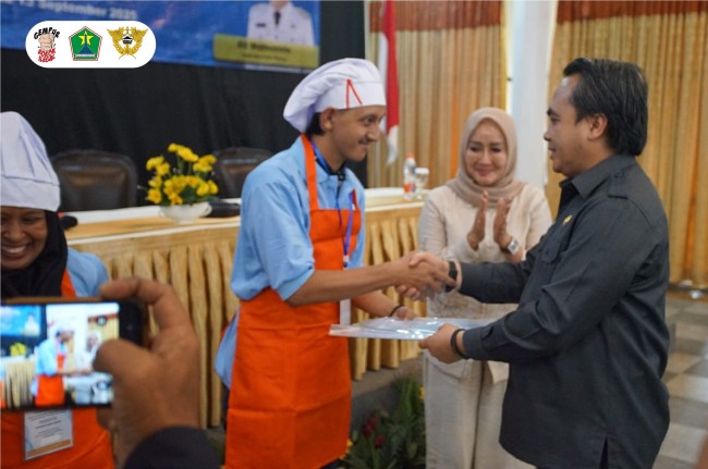 Pemberian sertifikat kepada peserta pelatihan. (Foto: istimewa)