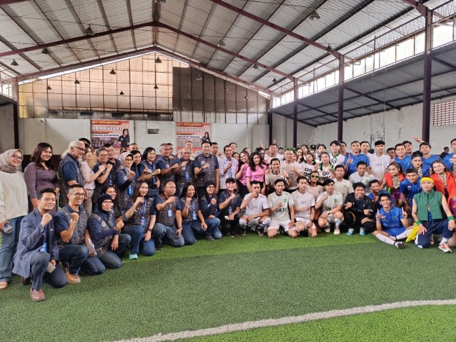 Para peserta turnamen Futsal PHRI 2025 berfoto bersama Wali Kota Malang Wahyu Hidayat sebelum bertanding (foto: Hendra Saputra/JatimTIMES)