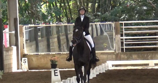 Salah satu atlet saat menunjukkan skillnya di Puncak Royal Joyo Stable (foto: Hendra Saputra/JatimTIMES)