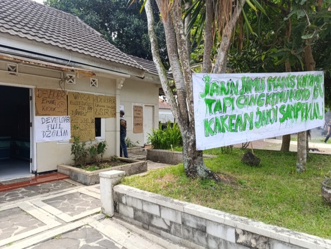 Kantor pemasaran PT Multi Graha Kencana Asri yang ditempeli sejumlah tuntutan warga Puri Cempaka Putih II (foto: Hendra Saputra/JatimTIMES)