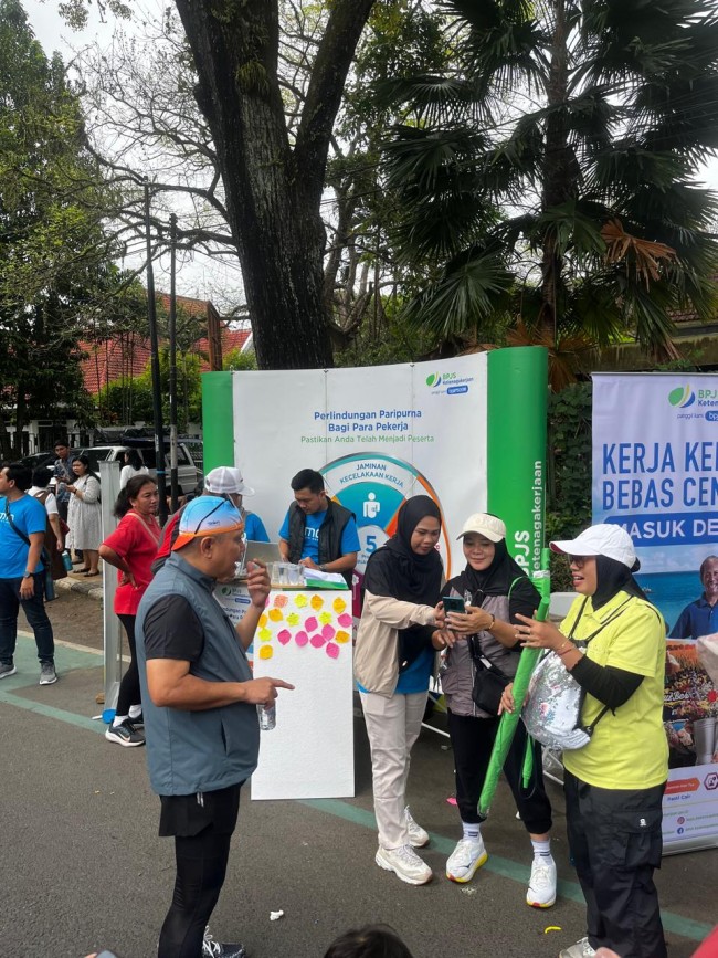 BPJS Ketenagakerjaan saat memberikan edukasi di CFD Ijen Malang. (Foto istimewa) 