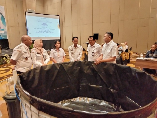 Wali Kota Malang Wahyu Hidayat mengecek kualitas kolam terpal yang disalurkan ke pelaku budidaya ikan air tawar.(Foto: Riski Wijaya/MalangTIMES).