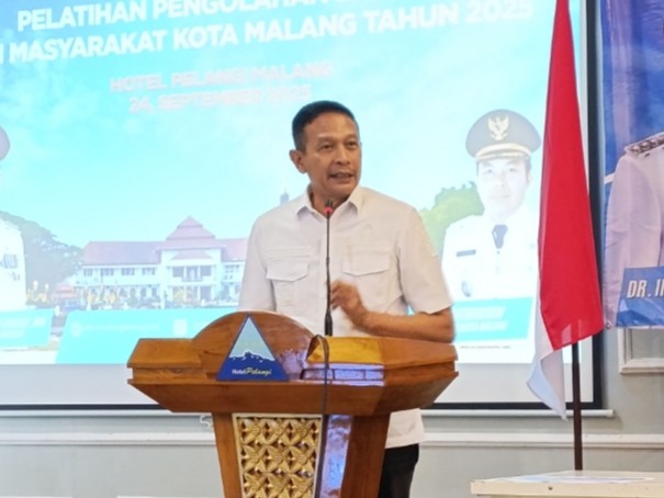 Wali Kota Malang, Wahyu Hidayat saat memberikan sambutan kepada peserta Pelatihan Pengolahan Sampah bagi Masyarakat di Hotel Pelangi (foto: Hendra Saputra/JatimTIMES) 