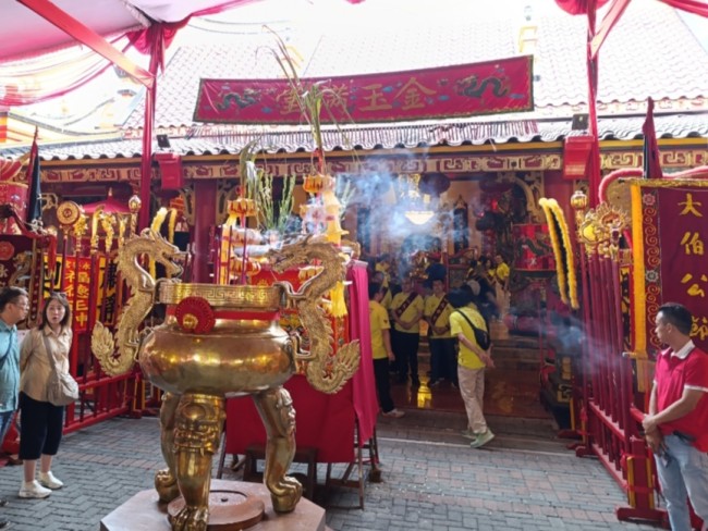Klenteng Eng An Kiong yang didesain menarik untuk menyambut hari jadi ke-200 (foto: Hendra Saputra/JatimTIMES) 