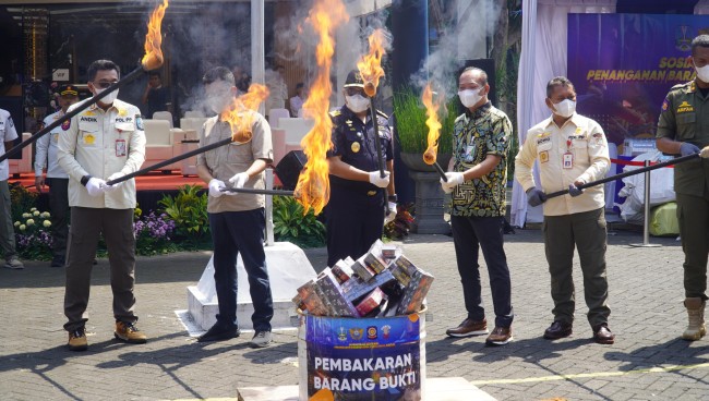 Pemusnahan barang bukti hasil penindakan oleh Bea Cukai Jawa Timur II. (Foto istimewa) 