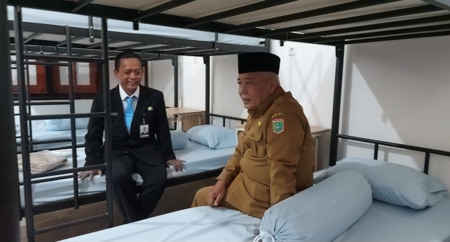 Cek kamar siswa sekolah rakyat.