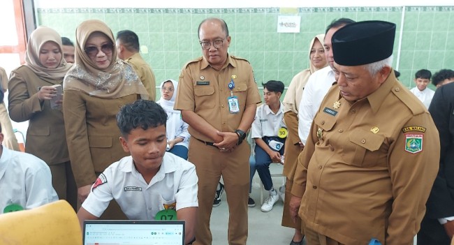Bupati Malang HM. Sanusi tinjau cek kesehatan gratis.