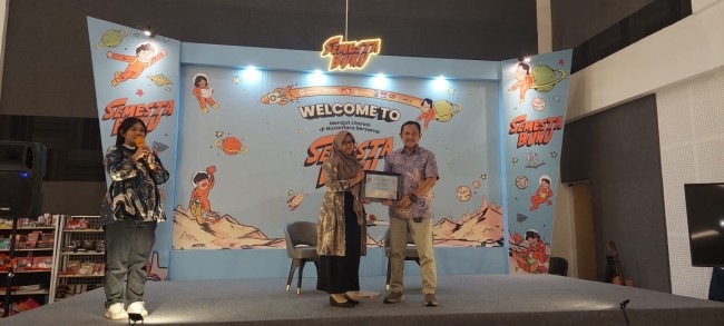 Founder Saung Kanak Nusantara, Rizka Amaliah (kanan) menerima sertifikat serta cenderamata dari perwakilan Gramedia Kayu Tangan Malang. (Foto: istimewa)