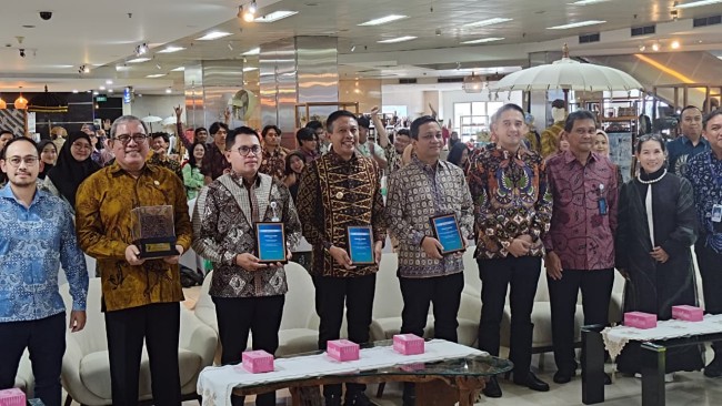 Wali Kota Malang, Wahyu Hidayat saat menerima apresiasi dari Kementerian UMKM.(Foto: Istimewa).