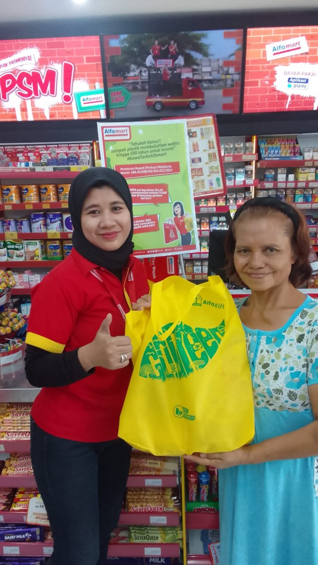 Momen pelanggan mendapatkan kantong belanja dari Alfamart. (Foto: istimewa)