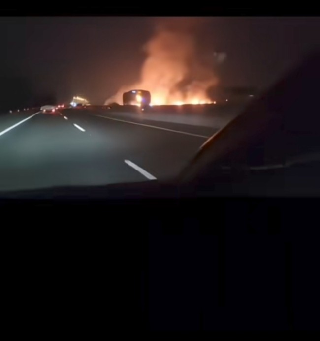 Kobaran api yang diduga berasal dari lokasi jatuhnya benda misterius di sekitar ruas Tol Ciperna, Cirebon. (Foto @galang blues) 