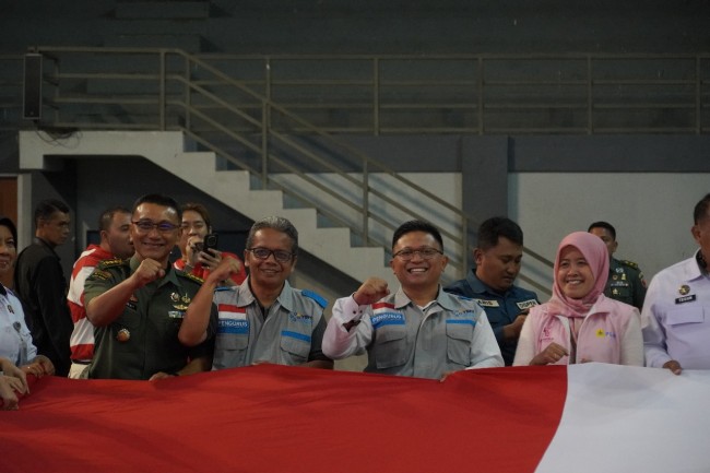 Foto bersama perwakilan  Yayasan Baitul Maal PLN (YBM PLN), Srikandi PLN, dan Malang Tahes Club (MTC). (Foto: istimewa)