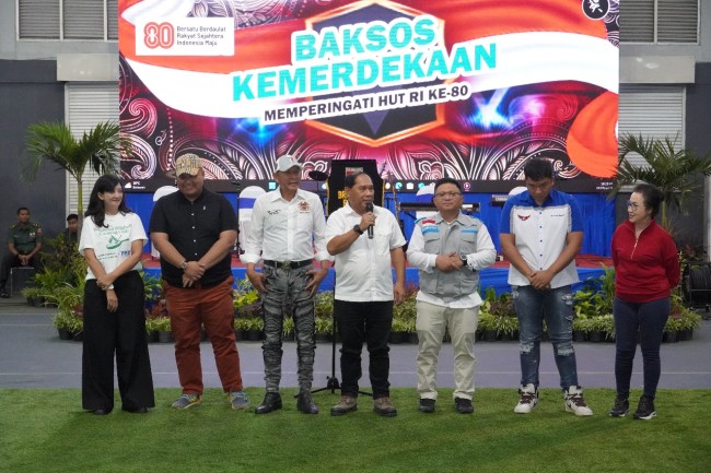 Foto bersama  Yayasan Baitul Maal PLN (YBM PLN), Srikandi PLN, dan Malang Tahes Club (MTC). (Foto: istimewa)