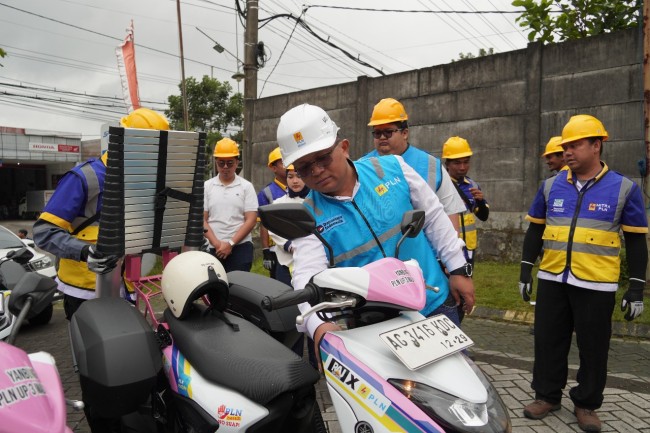 Momen Manajer PLN UP3 Malang, Agung Wibowo mengecek kesiapan giat. (Foto: istimewa)