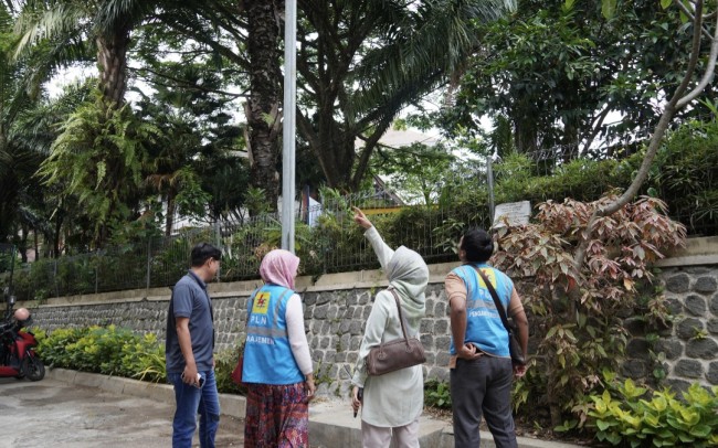 Tampak tim PLN mengecek jaringan listrik. (Foto: istimewa) (Foto: istimewa)