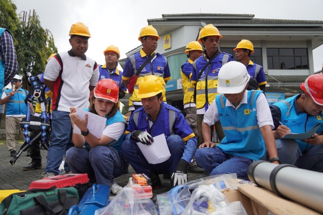 Para petugas tampak melakukan pengecekan peralatan. (Foto: istimewa) 