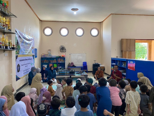 Proses pendekatan konsep kebencanaan secara edukatif dan menyenangkan bagi anak-anak usia dini oleh tim dosen UB. (Foto: istimewa) 