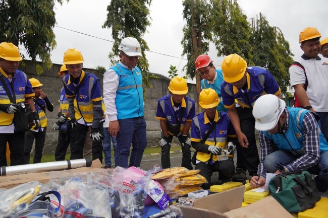 Manajer PLN UP3 Malang, Agung Wibowo mendampingi pengecekan peralatan. (Foto: istimewa)