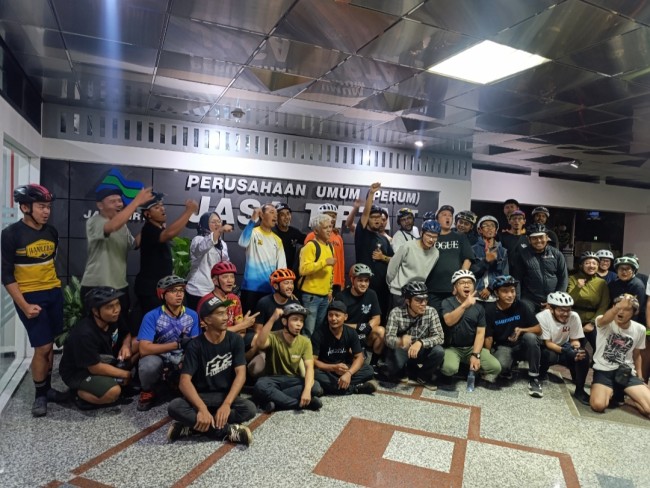 Para peserta Selorejo Bike Fest 2025 (foto: Hendra Saputra/JatimTIMES) 