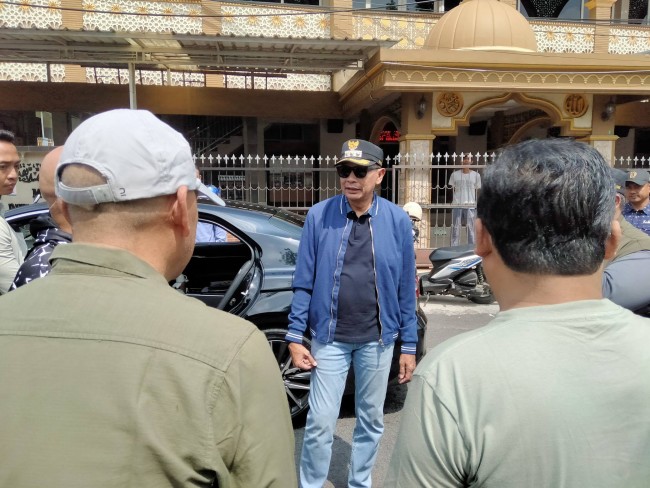 Wali Kota Malang Wahyu Hidayat meninjau kondisi Jembatan Sonokembang.(Foto: Riski Wijaya/MalangTIMES).