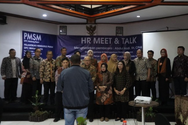 Proses pelantikan para pengurus Perhimpunan Manajemen Sumber Daya Manusia Indonesia (PMSM) Malang Raya. (Foto: istimewa)