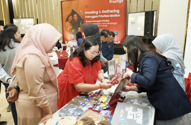 Momen pelanggan Telkomsel melihat berbagai produk Telkomsel. (Foto: ist)
