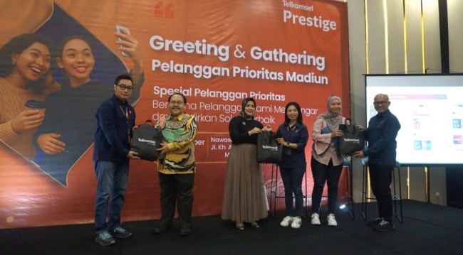 Para pelanggan Telkomsel menerima suvenir dari Telkomsel. (Foto: ist)