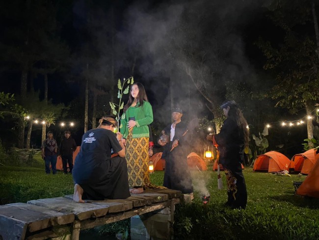 Salah satu adegan dalam tetrikal berjudul Ati Nyawiji Alam Nyekseni. (Foto: Pipit Anggraeni/JatimTIMES)