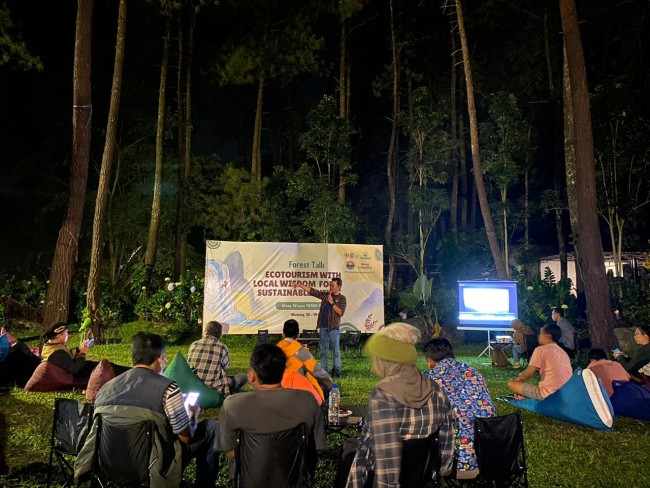 Administratur/Kepala Perum Perhutani Kesatuan Pemangkuan Hutan (KPH) Malang Kelik Djatmiko saat memberikan sambutan dalam acara Forest Talk bertajuk Ecotourism with local wisdom for a sustainable future. (Foto: Pipit Anggraeni/JatimTIMES)