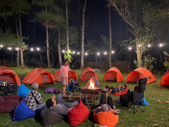 Api unggun di tengah-tengah area camping. (Foto: Pipit Anggraeni/JatimTIMES)