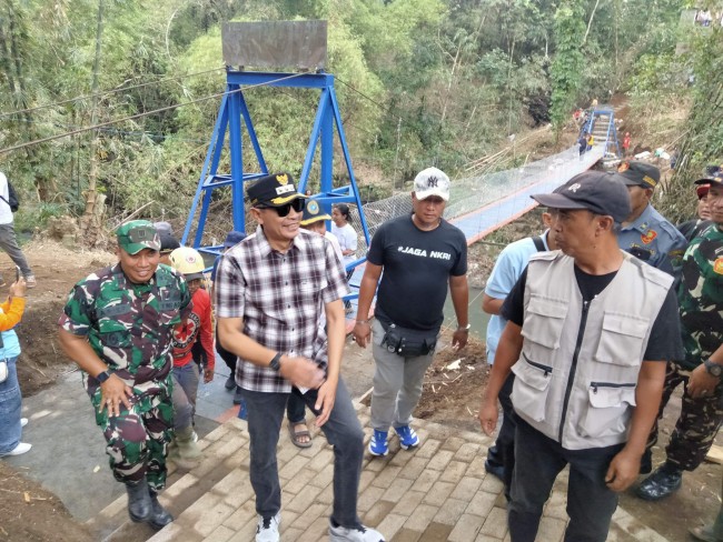 Wali Kota Malang Wahyu Hidayat berdialog dengan warga usai meninjau Jembatan Kedungkandang.(Foto: Riski Wijaya/MalangTIMES).