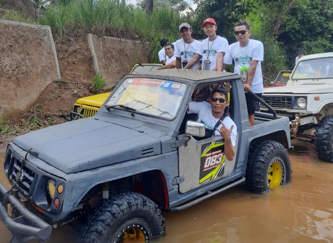 Para peserta Capacity Building Bank Indonesia saat mengikuti off road.
