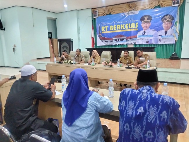 Camat Kedungkandang, Fahmi Fauzan memberikan sambutan dalam sosialisasi program RT Berkelas.(Foto: Riski Wijaya/MalangTIMES).