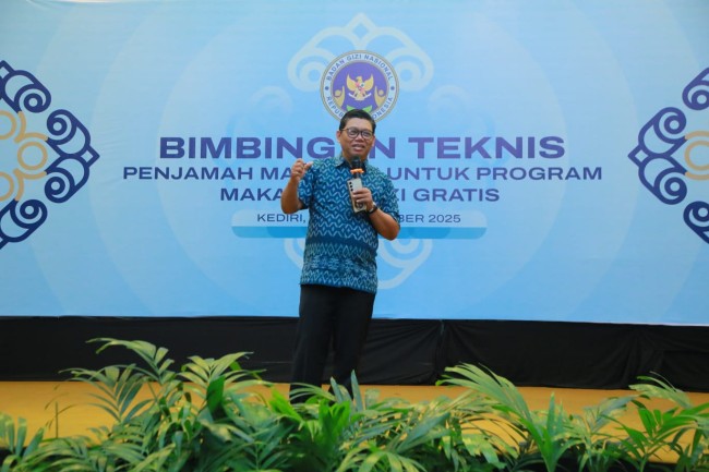 Momen Wakil Kepala Badan Gizi Nasional (BGN) Sony Sanjaya saat memberikan paparan kepada peserta bimtek penjamah makanan MBG di Kediri. (Foto: ist)