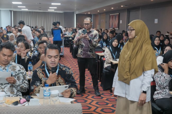 Perwakilan dari BPOM Surabaya, Nur Hidayah, S.Si., Apt, saat memberikan paparan Bimtek untuk para penjamah makanan MBG di Surabaya. (Foto: ist)