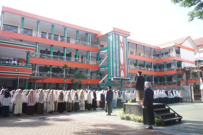 Suasana khidmat upacara Hari Santri 2025 di halaman MAN 2 Kota Malang. (Foto: ist)