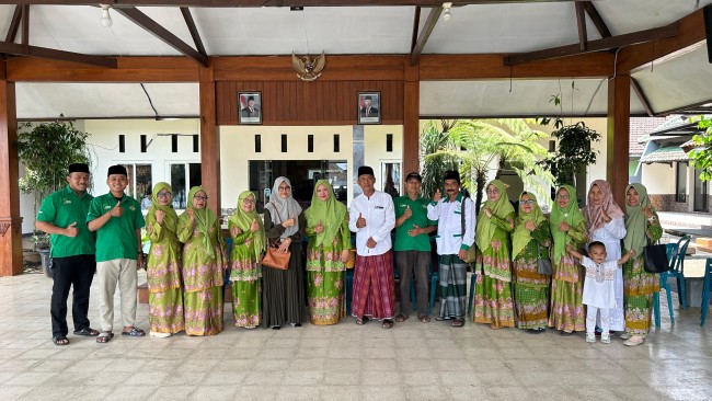 Foto bersama tim Rumah Sedekah bersama perwakilan Lazisnu, Muslimat NU ranting Kalisongo, serta Kepala Desa Kalisongo. (Foto: ist) 