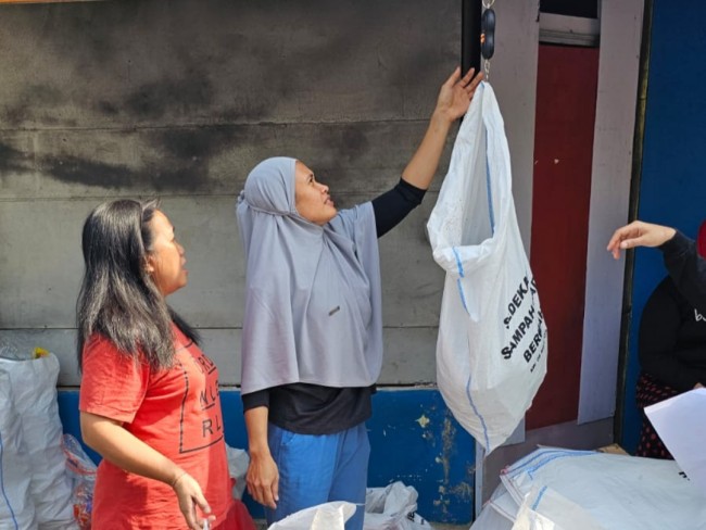 Warga saat menimbang sampah di bank sampah RW 08 Joyogrand, Kelurahan Merjosari (foto: istimewa)