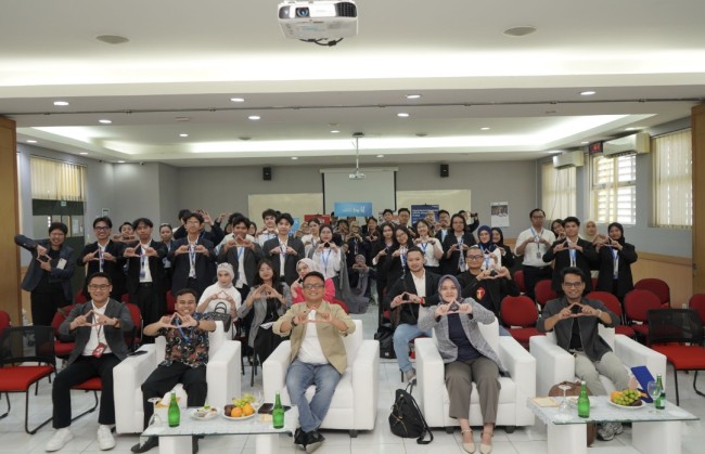 Foto bersama peserta dan para juri Rivalry of Information Systems Expo (RISE!) 2025. (Foto: ist)