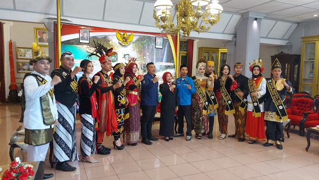 Wakil Bupati Malang Lathifah Shohib bersama Duta Pemuda Kabupaten Malang.