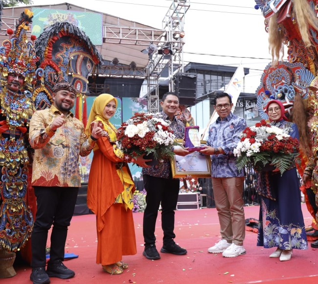 Wali Kota Batu Nurochman memberikan cinderamata kepadaPimpinan Cabang Bank Jatim Cabang Batu, Andri Sastrawan. (Foto: ist)