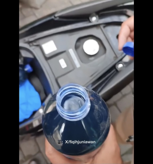 Unggahan warganet di X yang menyebut Pertamax di Malang bau spirtus. (Foto: Instagram)