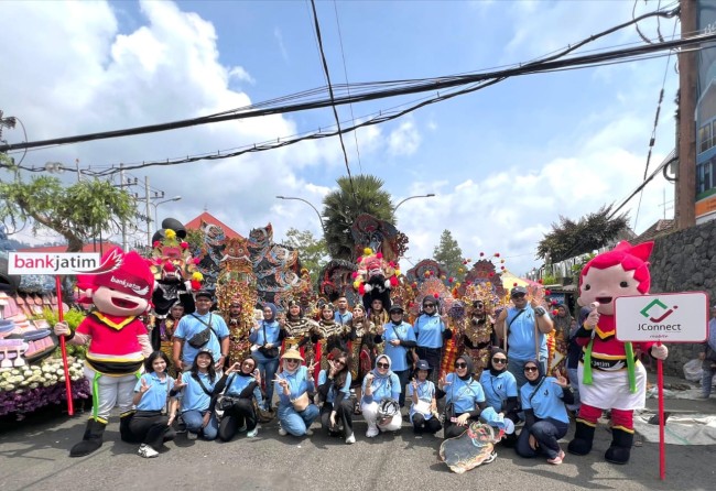 Foto bersama tim Bank Jatim Cabang Batu saat tampil dalam gelarangelaran Batu Art Flower Carnival (BAFC) 2025. (Foto: ist)